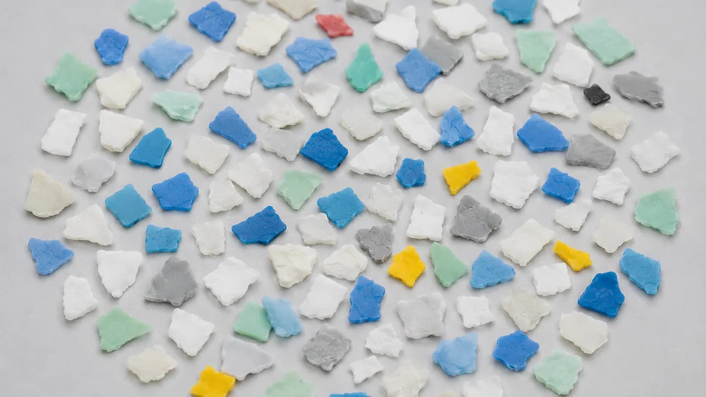 Mixed-color HDPE and PE rigid plastic flakes entering MAS-C color sorting.